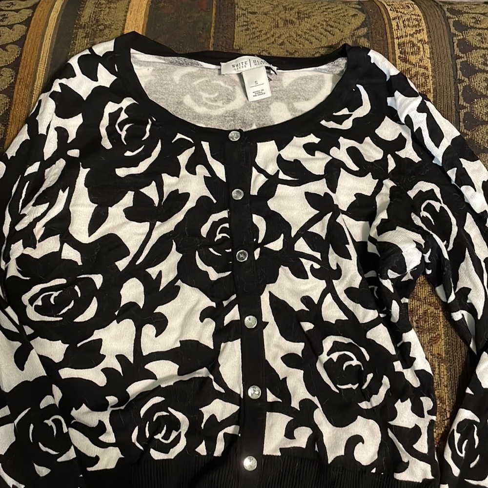 Beautiful and classy cardigan/sweater jacket. Soft like pajamas
